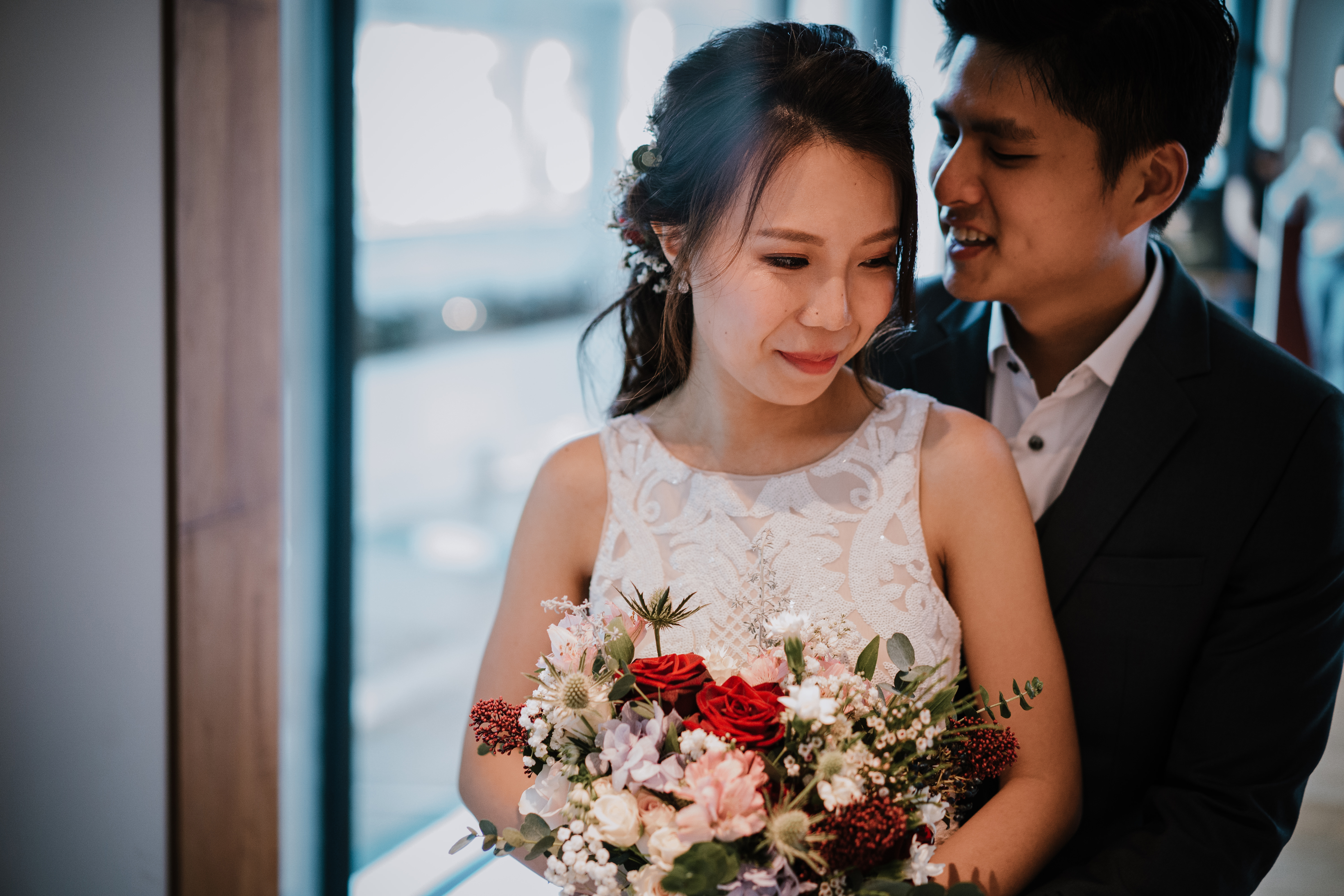 Close-up of a smiling bride with bronzy eye makeup